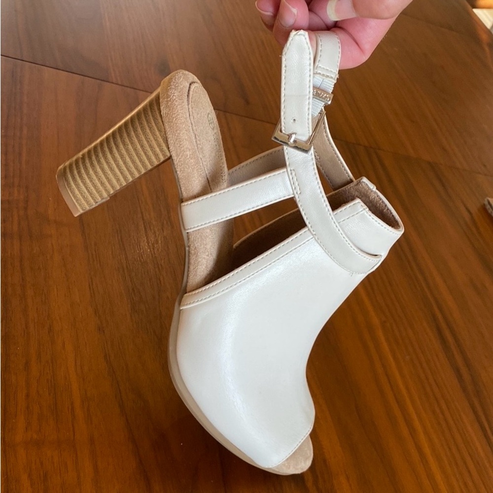 SUPER CUTE, BEIGE, HEALED SUMMER SANDAL. 9 1/2 M